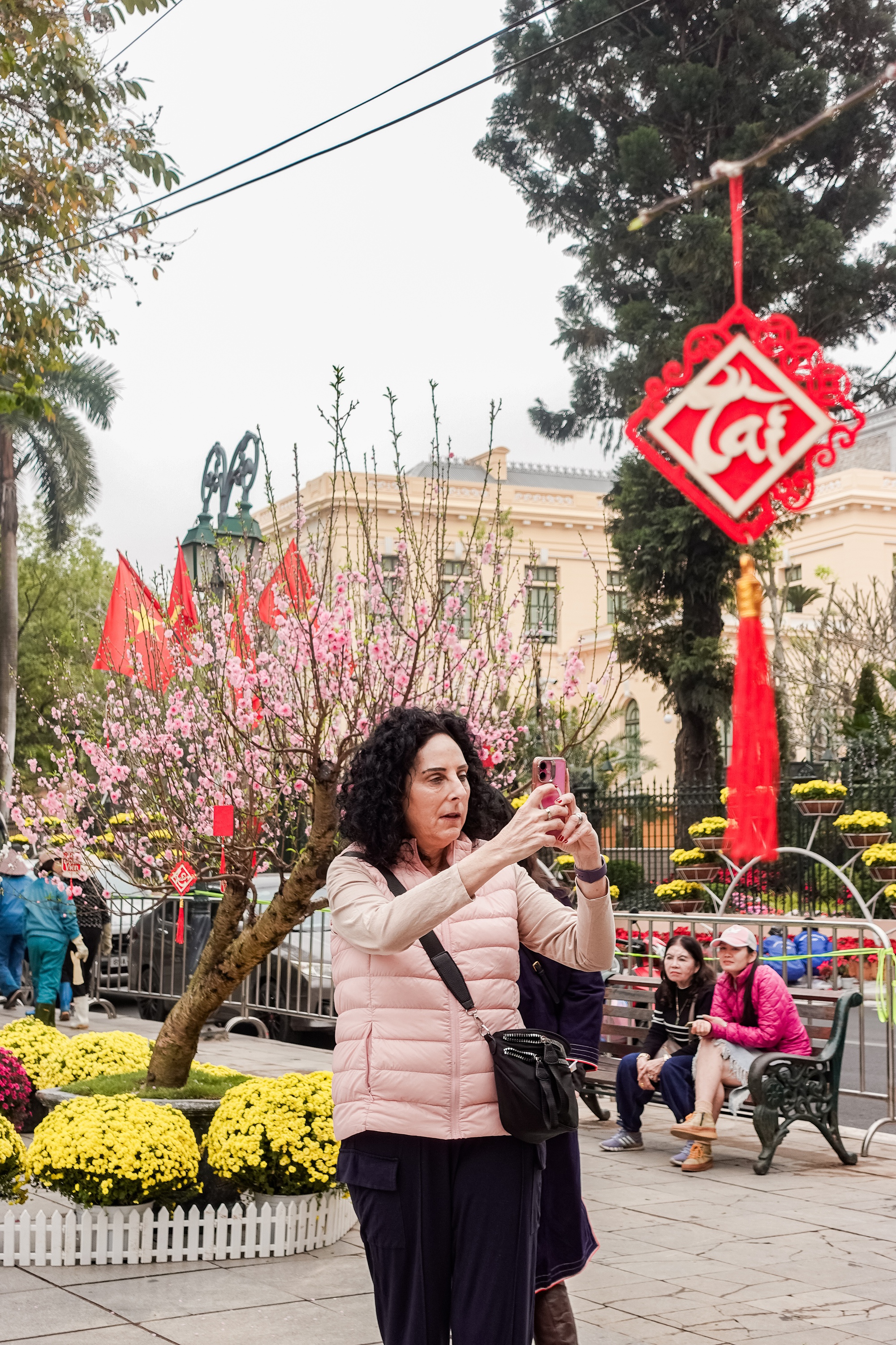 Kh&aacute;ch T&acirc;y ngỡ ng&agrave;ng trước vườn đ&agrave;o lớn chưa từng c&oacute; nằm ngay giữa trung t&acirc;m H&agrave; Nội- Ảnh 6.