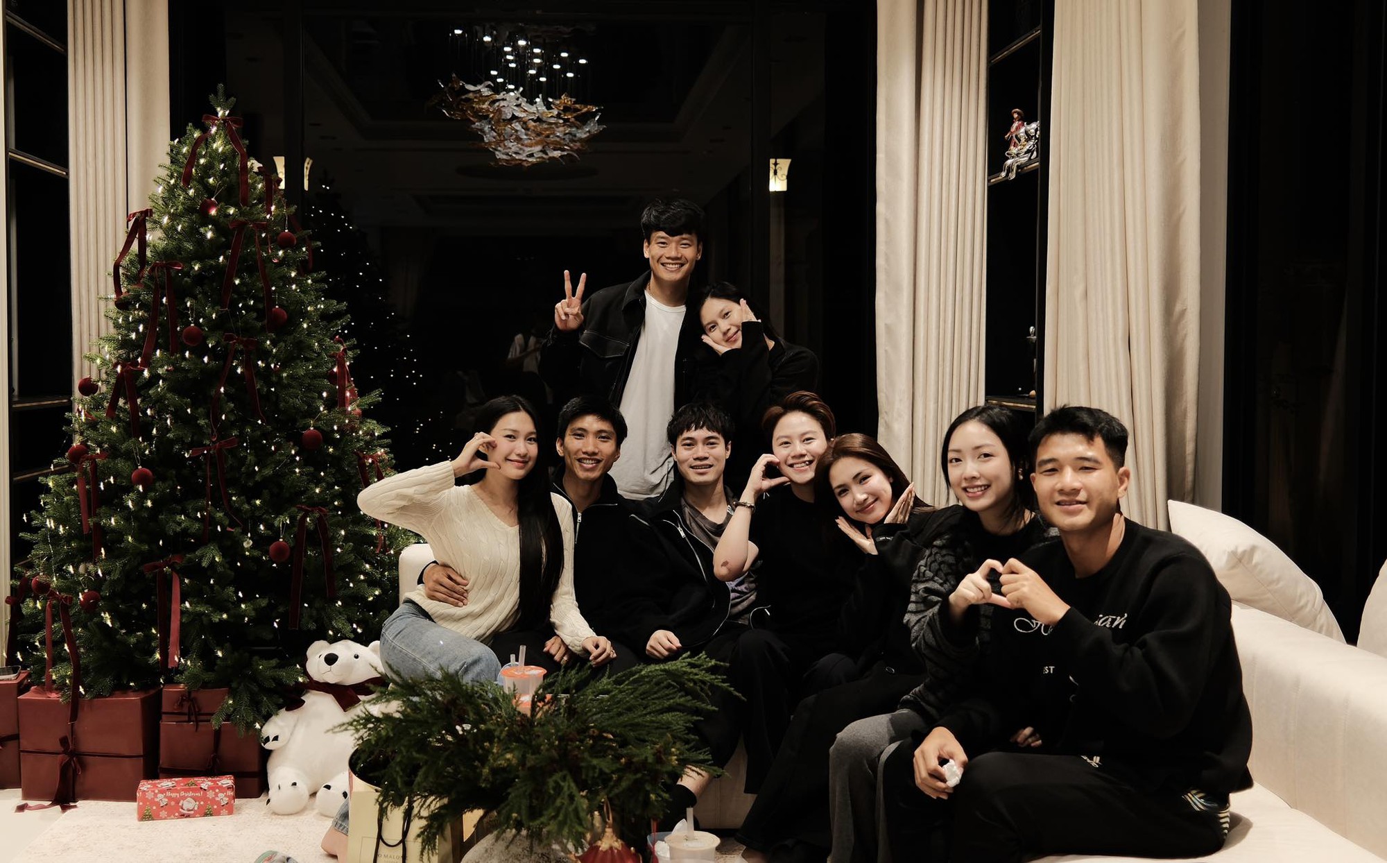 Ho&agrave; Minzy tất ni&ecirc;n c&ugrave;ng hội Văn Hậu-Hải My tại khu biệt thự sang chảnh, ph&aacute;o hoa tưng bừng, 