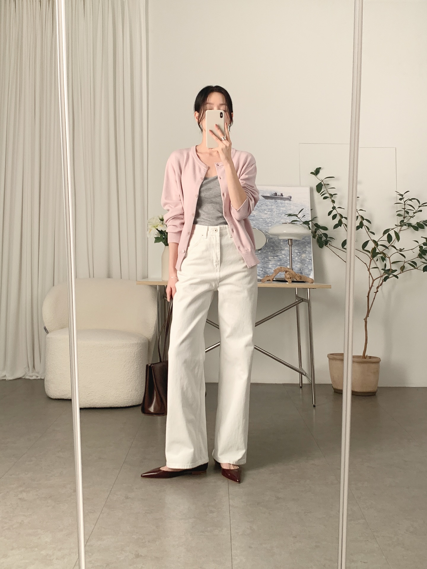 Quần jeans trắng đang hot trở lại và 4 cách mặc trẻ trung, đậm chất nữ tính- Ảnh 6. Quần jeans trắng đang hot trở lại và 4 cách mặc trẻ trung, đậm chất nữ tính- Ảnh 6.