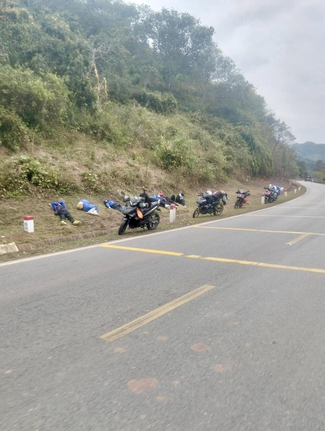 Người lao động ngủ gục b&ecirc;n đường sau khi chạy xe 400km về qu&ecirc; đ&oacute;n Tết: Bức ảnh g&acirc;y tranh luận- Ảnh 1.