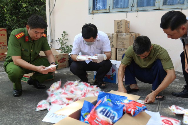 Tịch thu h&agrave;ng tấn tang vật sau khi kh&aacute;m x&eacute;t 5 địa điểm: 'Giật m&igrave;nh' danh s&aacute;ch hạt n&ecirc;m, nước mắm giả- Ảnh 5.