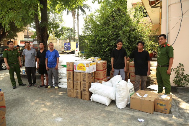 Tịch thu h&agrave;ng tấn tang vật sau khi kh&aacute;m x&eacute;t 5 địa điểm: 'Giật m&igrave;nh' danh s&aacute;ch hạt n&ecirc;m, nước mắm giả- Ảnh 1.