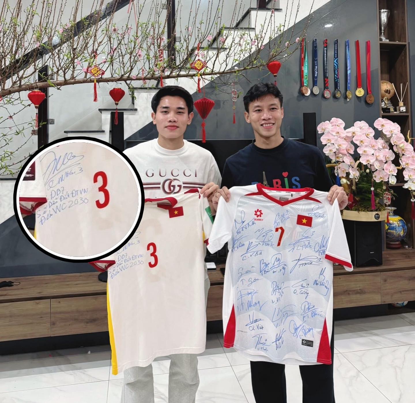 Đ&igrave;nh Bắc gh&eacute; nh&agrave; Quế Ngọc Hải ch&uacute;c tết, tặng m&oacute;n qu&agrave; g&igrave; m&agrave; khiến d&acirc;n t&igrave;nh x&ocirc;n xao?- Ảnh 2.