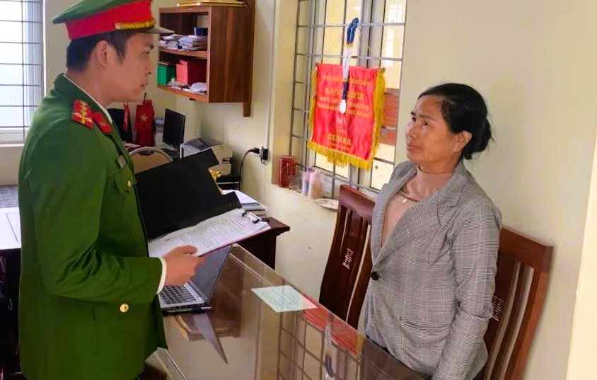 Trong l&uacute;c c&uacute;ng b&aacute;i "nhập đồng", con d&acirc;u đ&aacute;nh mẹ chồng, chị d&acirc;u bị thương- Ảnh 1.