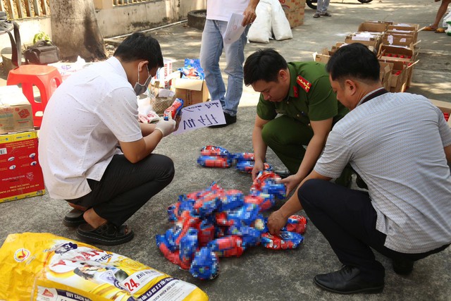 Tịch thu h&agrave;ng tấn tang vật sau khi kh&aacute;m x&eacute;t 5 địa điểm: 'Giật m&igrave;nh' danh s&aacute;ch hạt n&ecirc;m, nước mắm giả- Ảnh 11.