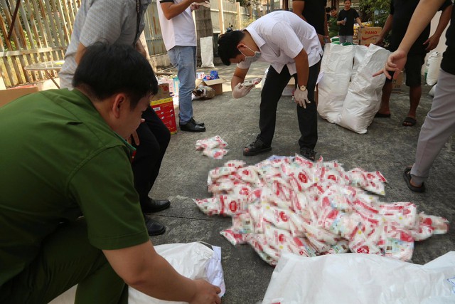 Tịch thu h&agrave;ng tấn tang vật sau khi kh&aacute;m x&eacute;t 5 địa điểm: 'Giật m&igrave;nh' danh s&aacute;ch hạt n&ecirc;m, nước mắm giả- Ảnh 9.