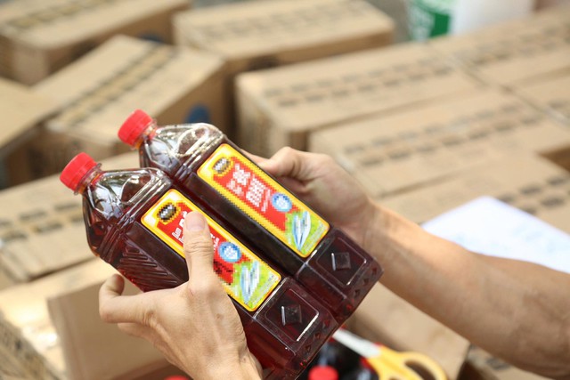 Tịch thu h&agrave;ng tấn tang vật sau khi kh&aacute;m x&eacute;t 5 địa điểm: 'Giật m&igrave;nh' danh s&aacute;ch hạt n&ecirc;m, nước mắm giả- Ảnh 10.