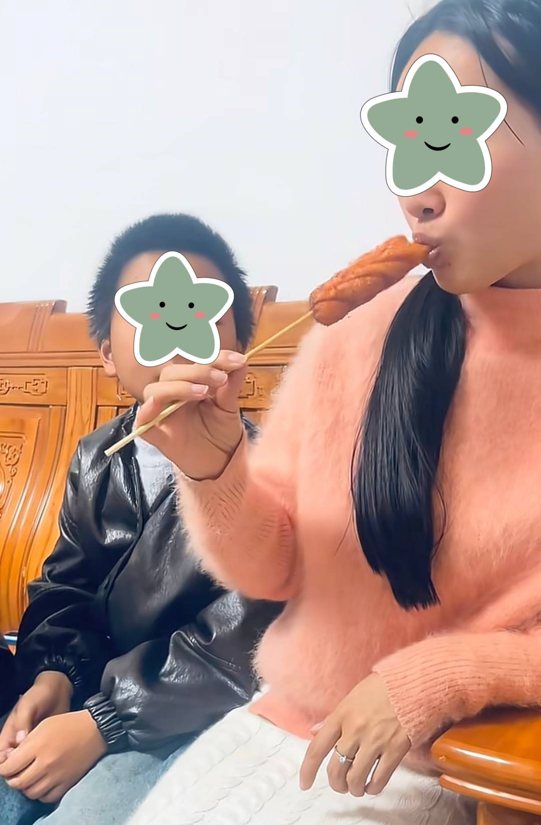 Cảnh 5 đứa trẻ chia nhau 1 cây xúc xích gây xôn xao- Ảnh 1.