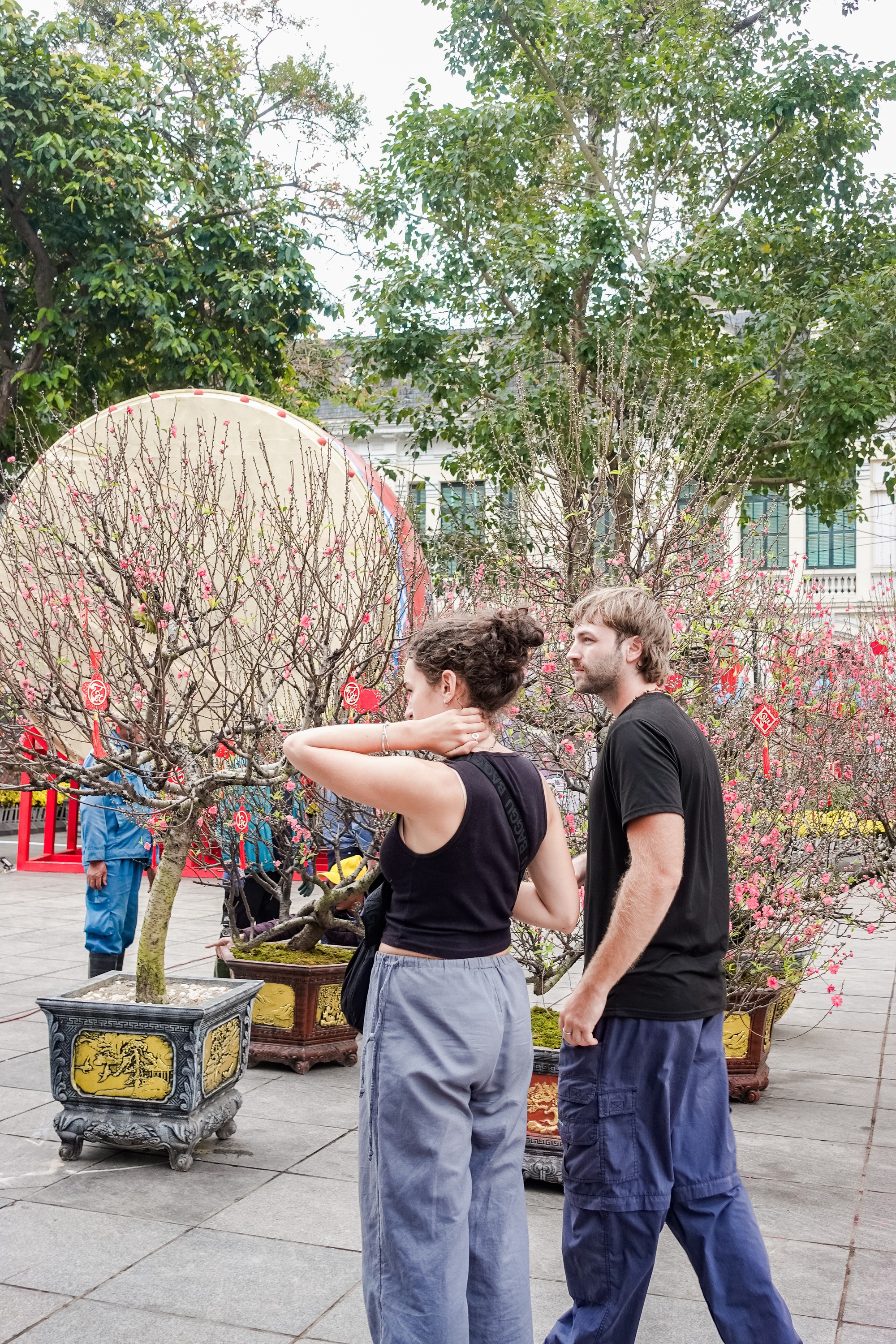 Kh&aacute;ch T&acirc;y ngỡ ng&agrave;ng trước vườn đ&agrave;o lớn chưa từng c&oacute; nằm ngay giữa trung t&acirc;m H&agrave; Nội- Ảnh 9.