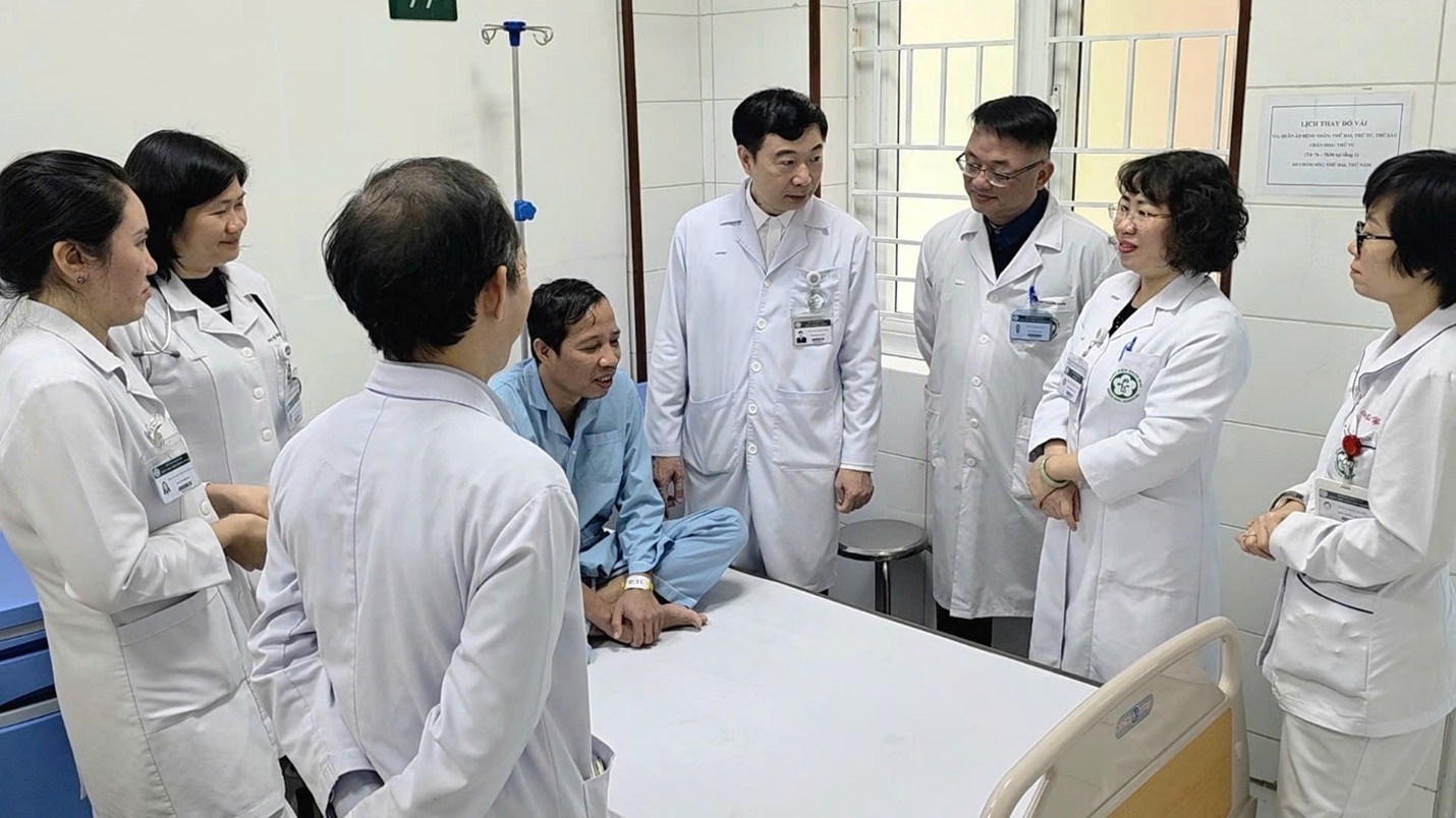 X&uacute;c động h&agrave;nh tr&igrave;nh t&aacute;i sinh đ&ocirc;i mắt cho người bệnh tưởng chừng sẽ m&ugrave; lo&agrave; vĩnh viễn- Ảnh 2.