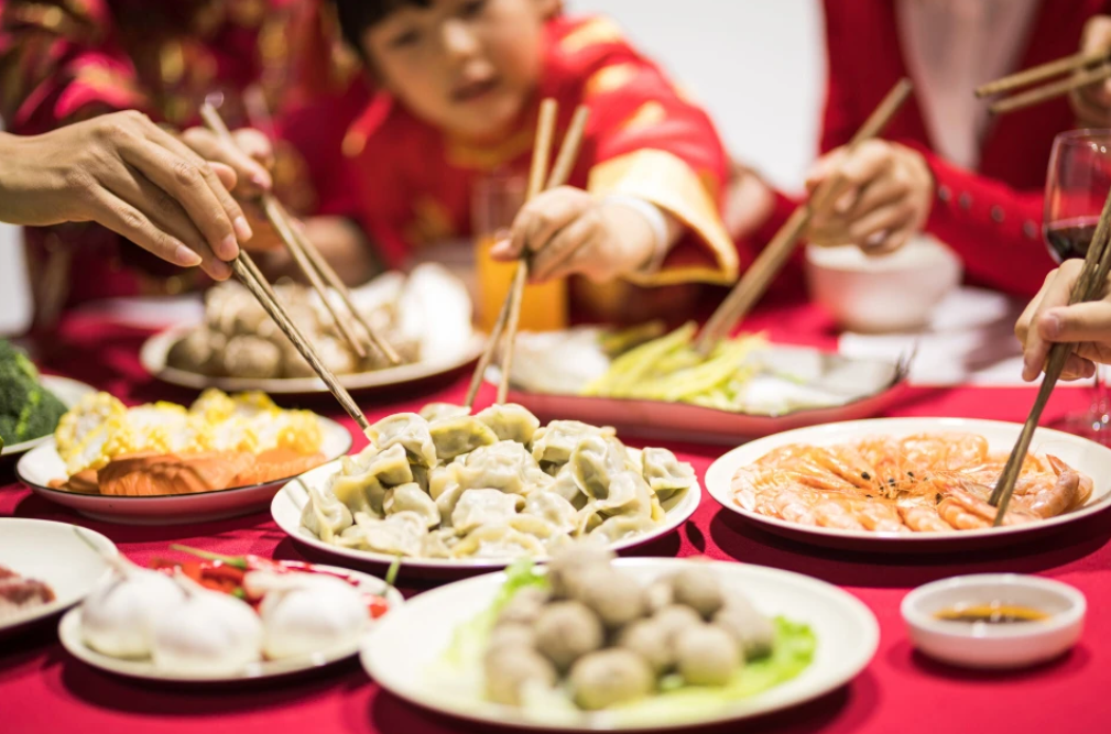 Th&oacute;i quen ăn c&oacute; thể ảnh hưởng đến vận mệnh, tuyệt đối ĐỪNG để con bạn mắc phải 3 h&agrave;nh động rất xấu n&agrave;y!- Ảnh 1.