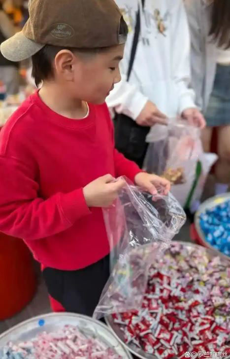 Cảnh tượng t&igrave;nh cờ bắt gặp tại 1 quầy b&aacute;nh kẹo Tết khiến t&ocirc;i ng&aacute;n ngẩm: Vẫn c&oacute; nhiều cha mẹ tưởng kh&ocirc;n lỏi l&agrave; th&ocirc;ng minh!- Ảnh 1.