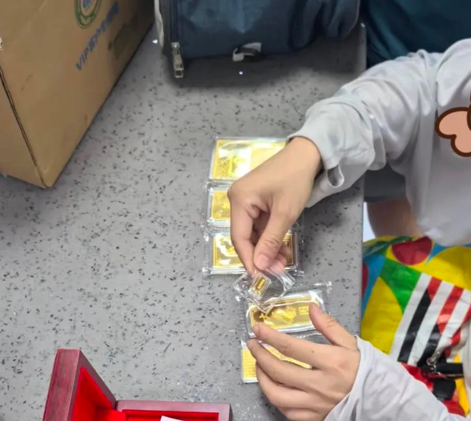 Ph&aacute;t hiện 6 thỏi v&agrave;ng trị gi&aacute; 860 triệu đồng trong g&oacute;i h&agrave;ng ship, c&ocirc;ng an sử dụng nhiều biện ph&aacute;p nghiệp vụ v&agrave;o cuộc- Ảnh 2.