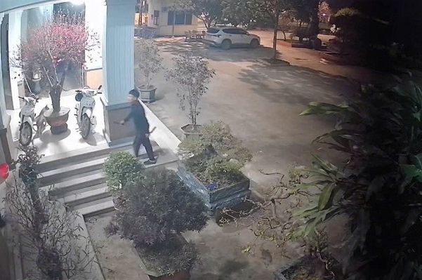 Nam thanh ni&ecirc;n cầm 2 con dao tr&egrave;o qua cổng v&agrave;o trụ sở c&ocirc;ng an quậy ph&aacute;- Ảnh 1.