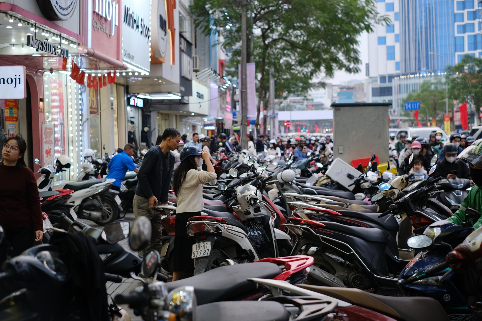 Cảnh tượng kh&oacute; tin tại nhiều cửa h&agrave;ng thời trang ở H&agrave; Nội l&uacute;c 23h đ&ecirc;m 26 Tết- Ảnh 1.