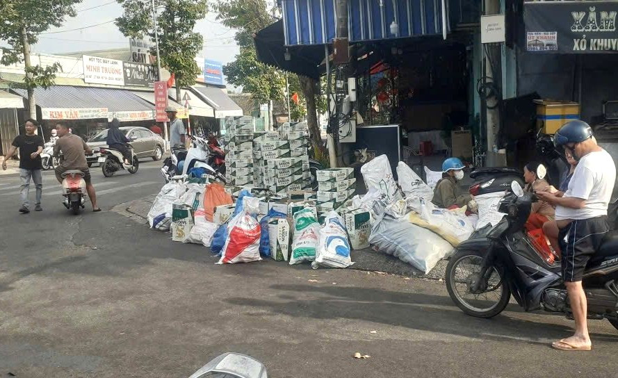 H&agrave;ng ngh&igrave;n lon bia rơi xuống đường, người d&acirc;n chung tay gi&uacute;p t&agrave;i xế thu gom- Ảnh 4.