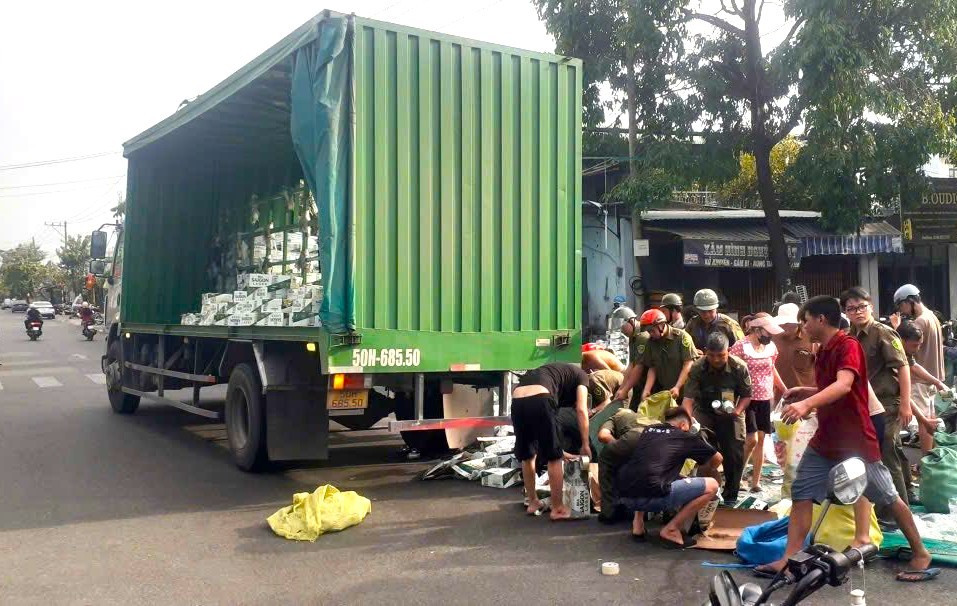 H&agrave;ng ngh&igrave;n lon bia rơi xuống đường, người d&acirc;n chung tay gi&uacute;p t&agrave;i xế thu gom- Ảnh 3.