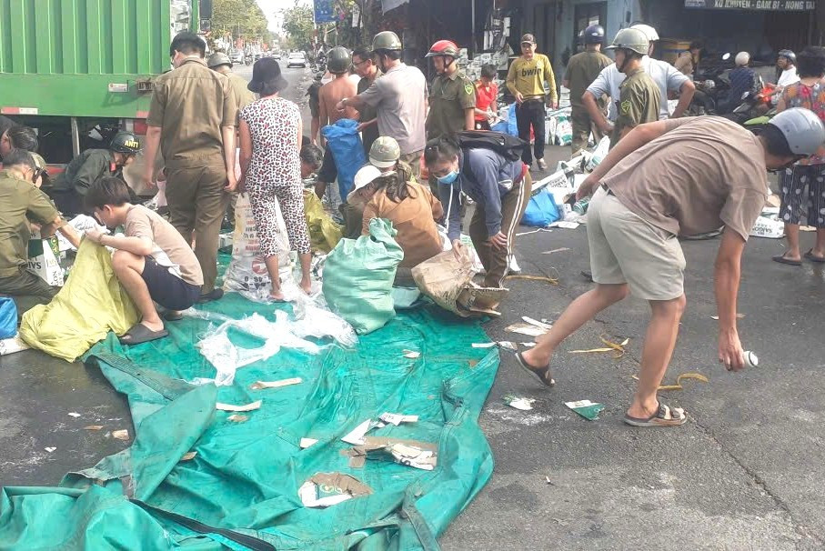 H&agrave;ng ngh&igrave;n lon bia rơi xuống đường, người d&acirc;n chung tay gi&uacute;p t&agrave;i xế thu gom- Ảnh 1.