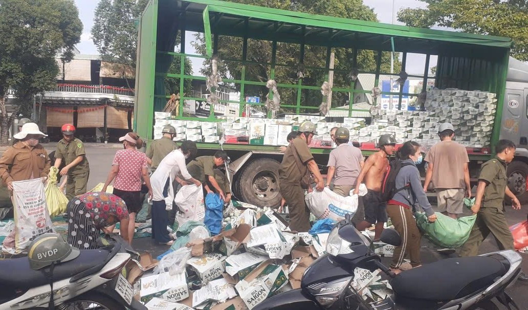 H&agrave;ng ngh&igrave;n lon bia rơi xuống đường, người d&acirc;n chung tay gi&uacute;p t&agrave;i xế thu gom- Ảnh 2.