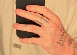 Mặc kệ em trai đăng ảnh thơ ấu n&iacute;u k&eacute;o t&igrave;nh th&acirc;n, cậu cả nh&agrave; Beckham thản nhi&ecirc;n khoe đang xo&aacute; h&igrave;nh xăm t&ecirc;n Cruz- Ảnh 2.