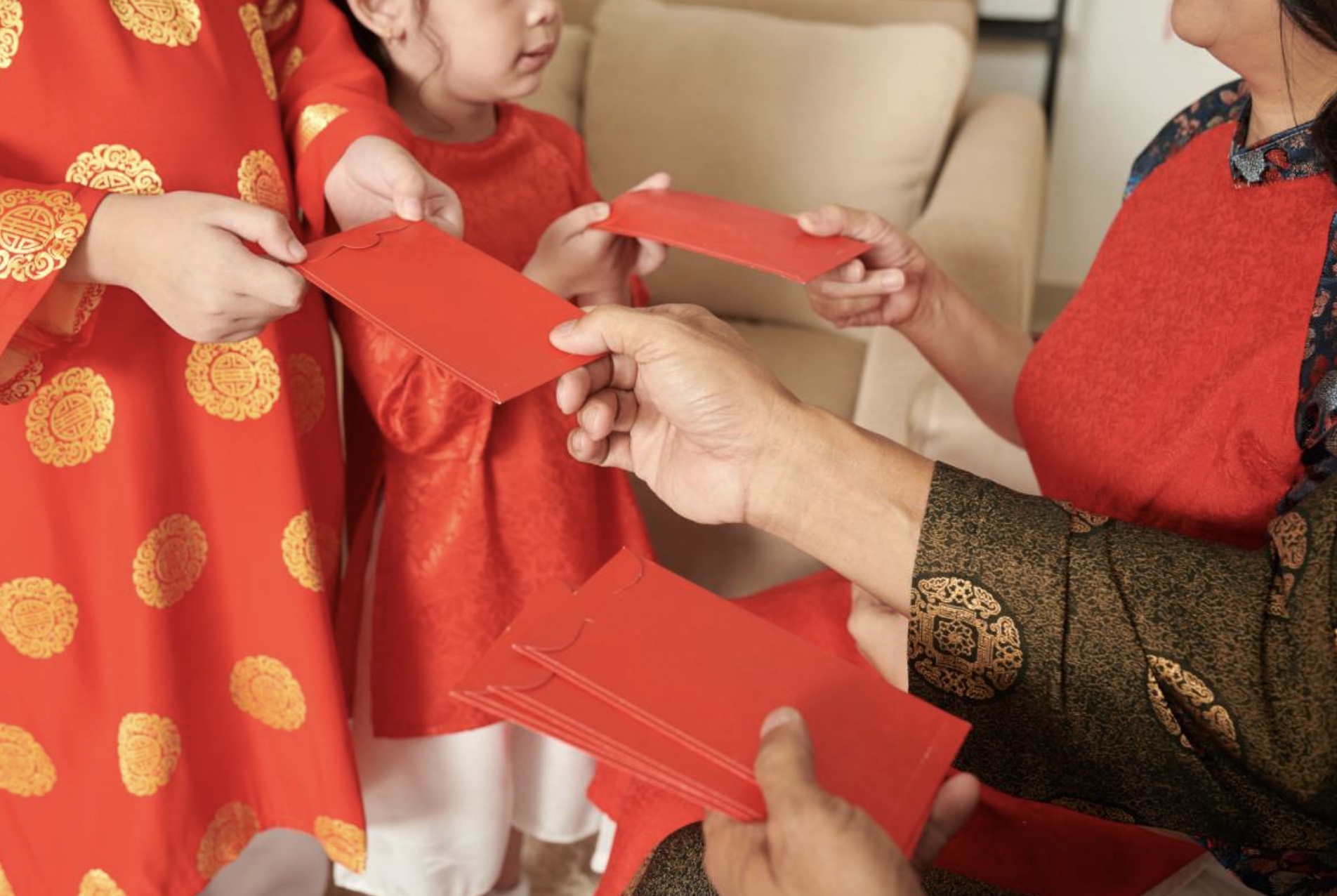 C&ugrave;ng l&agrave; ch&aacute;u, b&agrave; ngoại mừng tuổi 28 triệu đồng, b&agrave; nội 700.000 đồng: Sự ch&ecirc;nh lệch l&igrave; x&igrave; l&agrave;m tổn thương ai?- Ảnh 2.