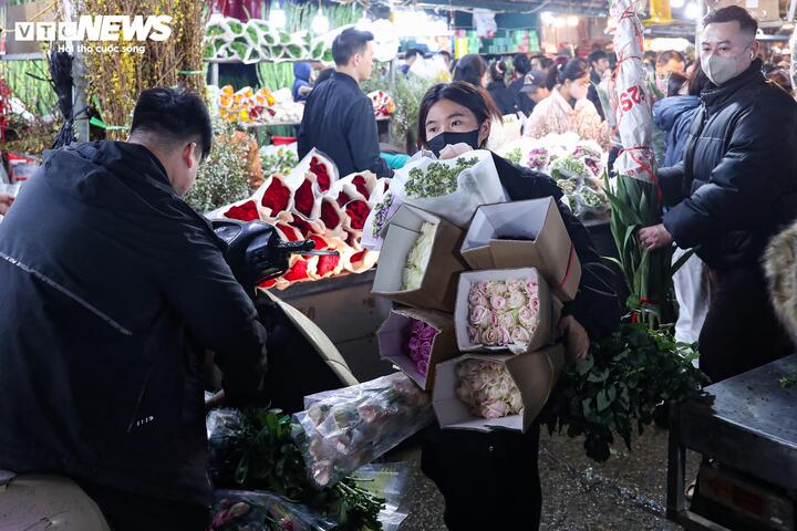 Biển người đi sắm Tết, chợ hoa lớn nhất miền Bắc tấp nập suốt đ&ecirc;m- Ảnh 16.