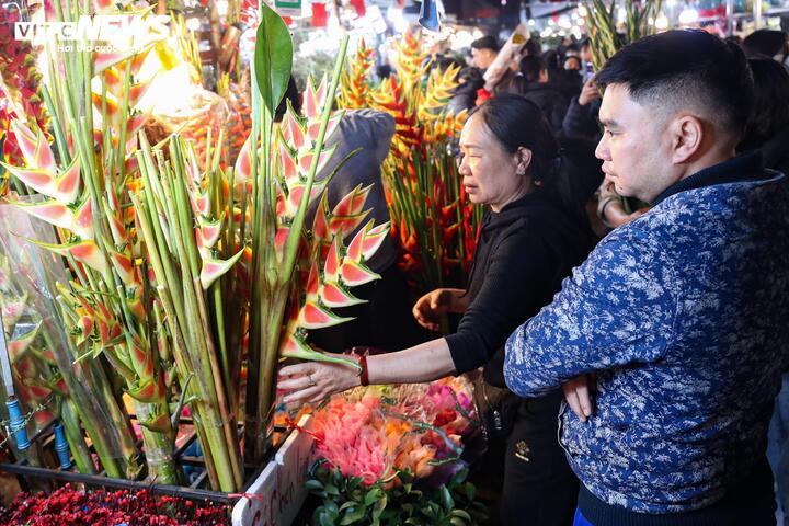 Biển người đi sắm Tết, chợ hoa lớn nhất miền Bắc tấp nập suốt đ&ecirc;m- Ảnh 7.