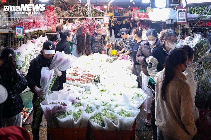 Biển người đi sắm Tết, chợ hoa lớn nhất miền Bắc tấp nập suốt đ&ecirc;m- Ảnh 5.