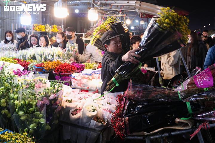 Biển người đi sắm Tết, chợ hoa lớn nhất miền Bắc tấp nập suốt đ&ecirc;m- Ảnh 13.