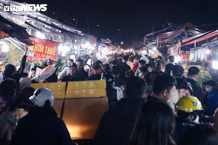 Biển người đi sắm Tết, chợ hoa lớn nhất miền Bắc tấp nập suốt đ&ecirc;m- Ảnh 20.