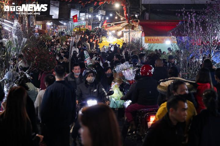 Biển người đi sắm Tết, chợ hoa lớn nhất miền Bắc tấp nập suốt đ&ecirc;m- Ảnh 1.
