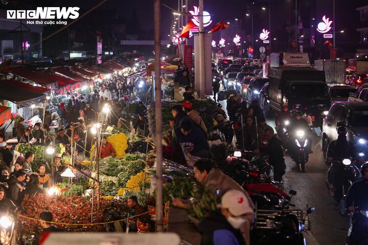 Biển người đi sắm Tết, chợ hoa lớn nhất miền Bắc tấp nập suốt đ&ecirc;m- Ảnh 3.
