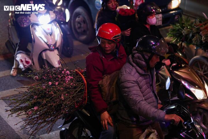 Biển người đi sắm Tết, chợ hoa lớn nhất miền Bắc tấp nập suốt đ&ecirc;m- Ảnh 14.