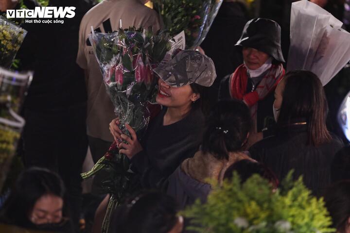 Biển người đi sắm Tết, chợ hoa lớn nhất miền Bắc tấp nập suốt đ&ecirc;m- Ảnh 18.