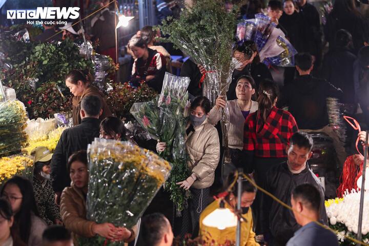Biển người đi sắm Tết, chợ hoa lớn nhất miền Bắc tấp nập suốt đ&ecirc;m- Ảnh 15.