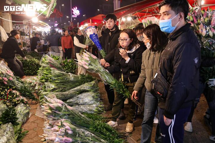 Biển người đi sắm Tết, chợ hoa lớn nhất miền Bắc tấp nập suốt đ&ecirc;m- Ảnh 11.