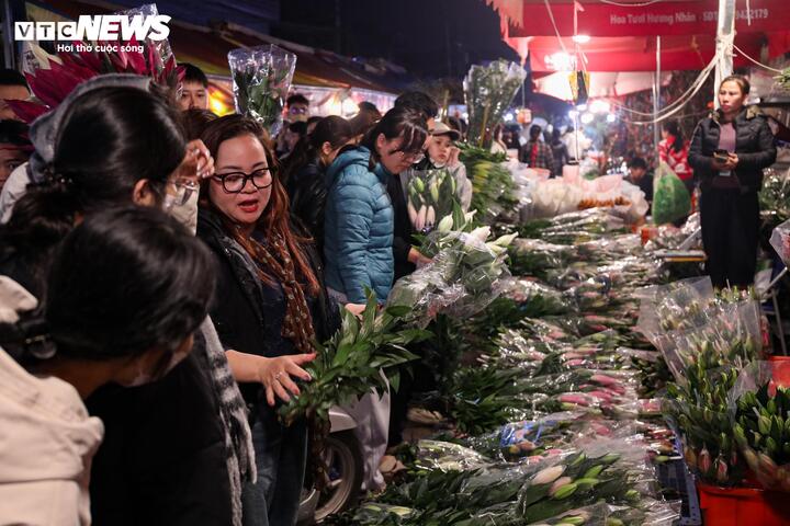 Biển người đi sắm Tết, chợ hoa lớn nhất miền Bắc tấp nập suốt đ&ecirc;m- Ảnh 10.