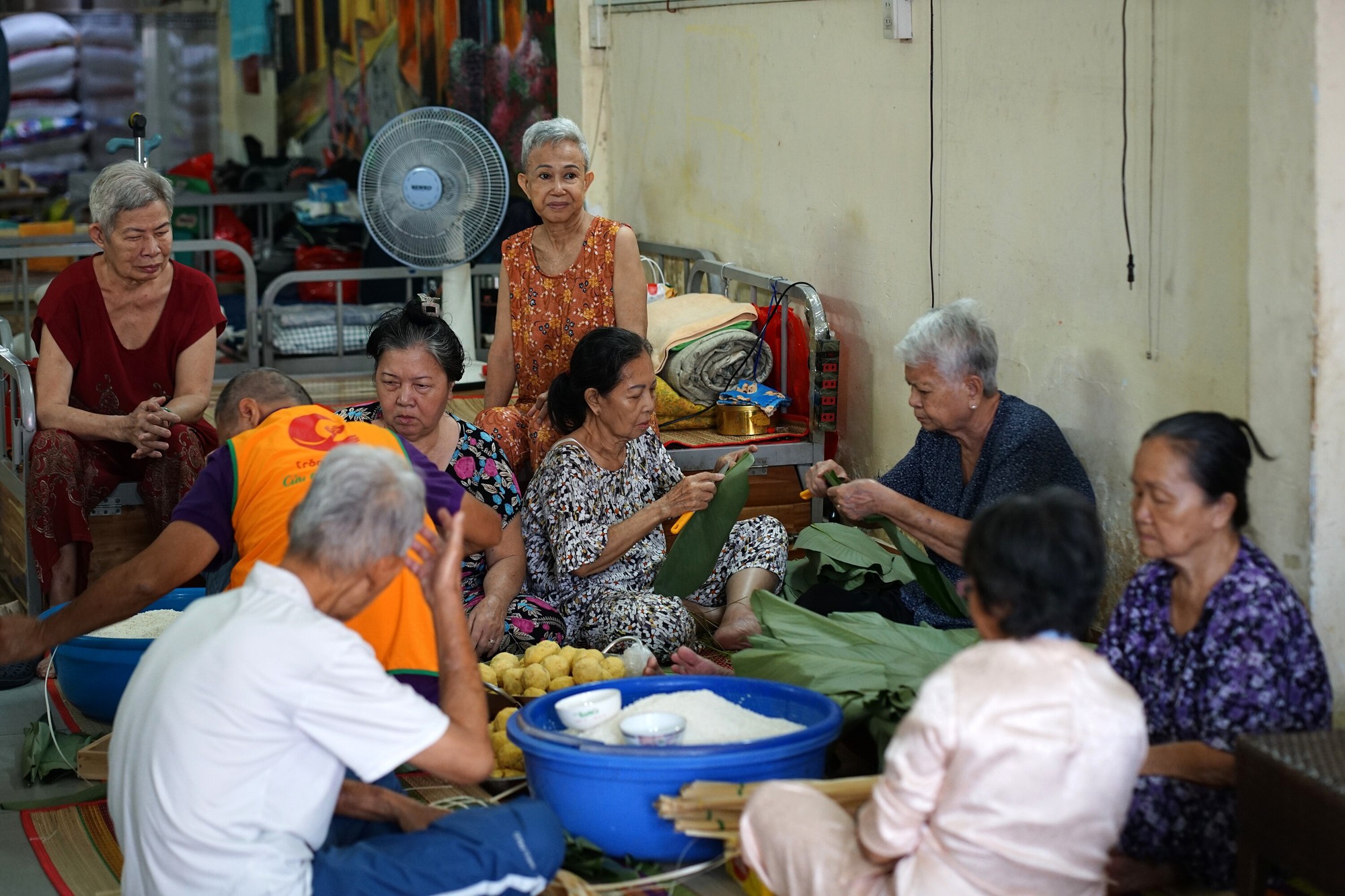 "Sống ở đ&acirc;y mới thấy c&oacute; Tết&rdquo;: C&aacute;i Tết "đủ" những cụ gi&agrave; neo đơn giữa l&ograve;ng TP.HCM- Ảnh 4.
