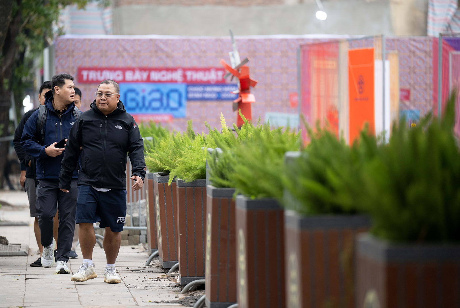 Cảnh tượng bất ngờ trước kh&ocirc;ng gian mới c&ocirc;ng vi&ecirc;n ph&iacute;a Đ&ocirc;ng hồ Gươm- Ảnh 13.