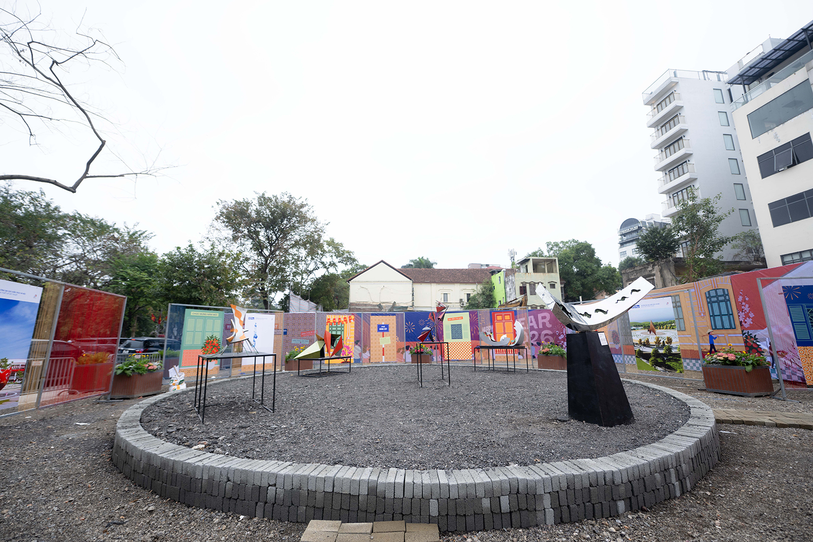 Cảnh tượng bất ngờ trước kh&ocirc;ng gian mới c&ocirc;ng vi&ecirc;n ph&iacute;a Đ&ocirc;ng hồ Gươm- Ảnh 1.