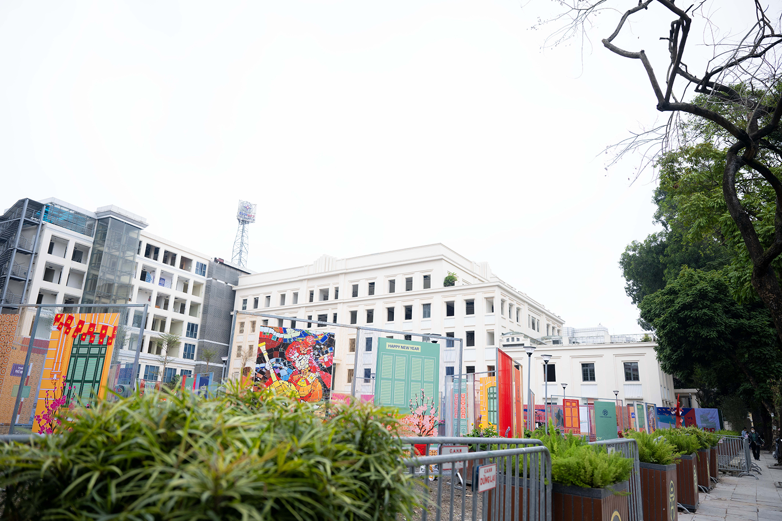 Cảnh tượng bất ngờ trước kh&ocirc;ng gian mới c&ocirc;ng vi&ecirc;n ph&iacute;a Đ&ocirc;ng hồ Gươm- Ảnh 2.