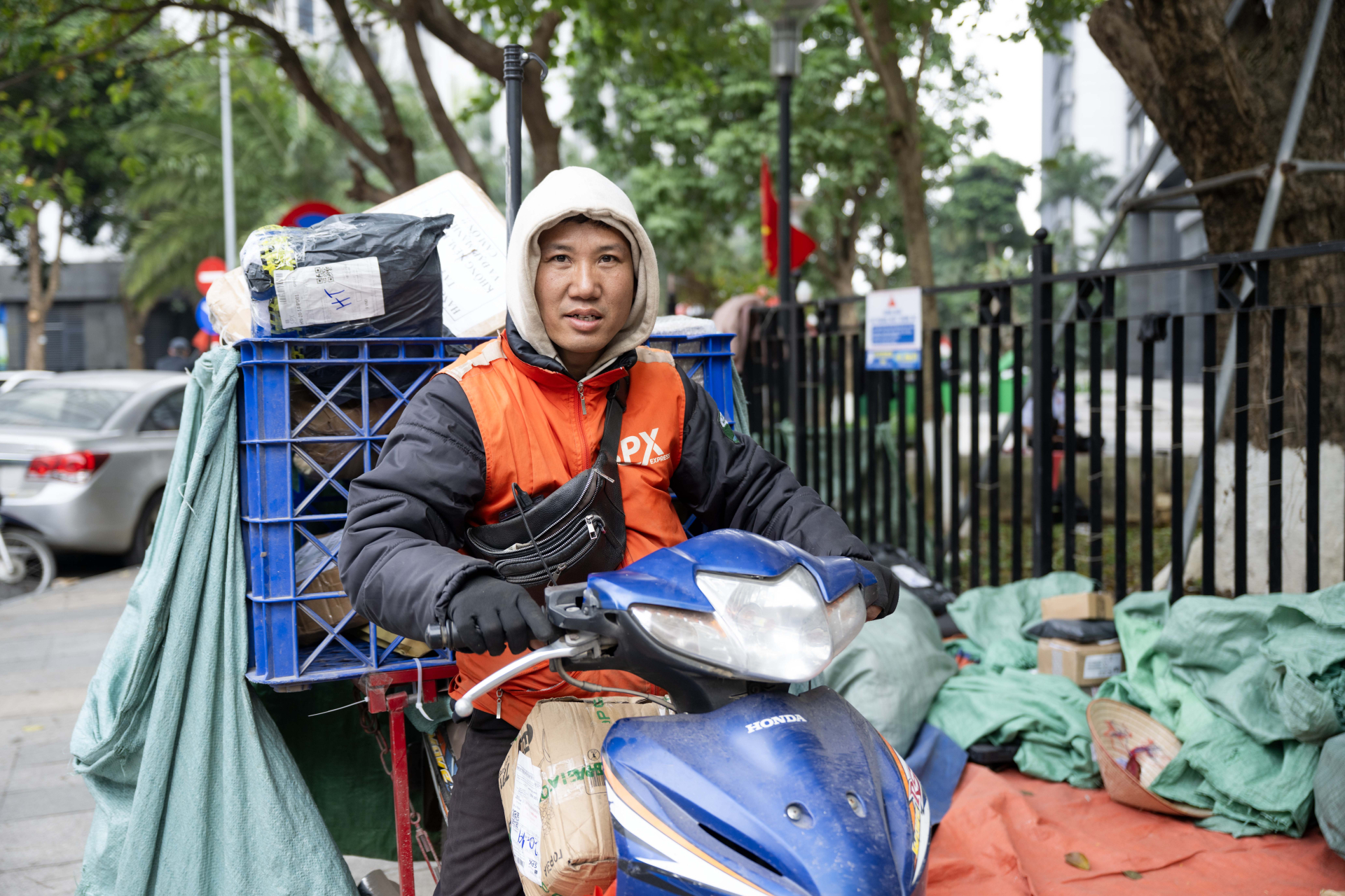 Chuyện g&igrave; xảy ra trong ng&agrave;y l&agrave;m việc cuối c&ugrave;ng của c&aacute;c shipper ở H&agrave; Nội?- Ảnh 5.