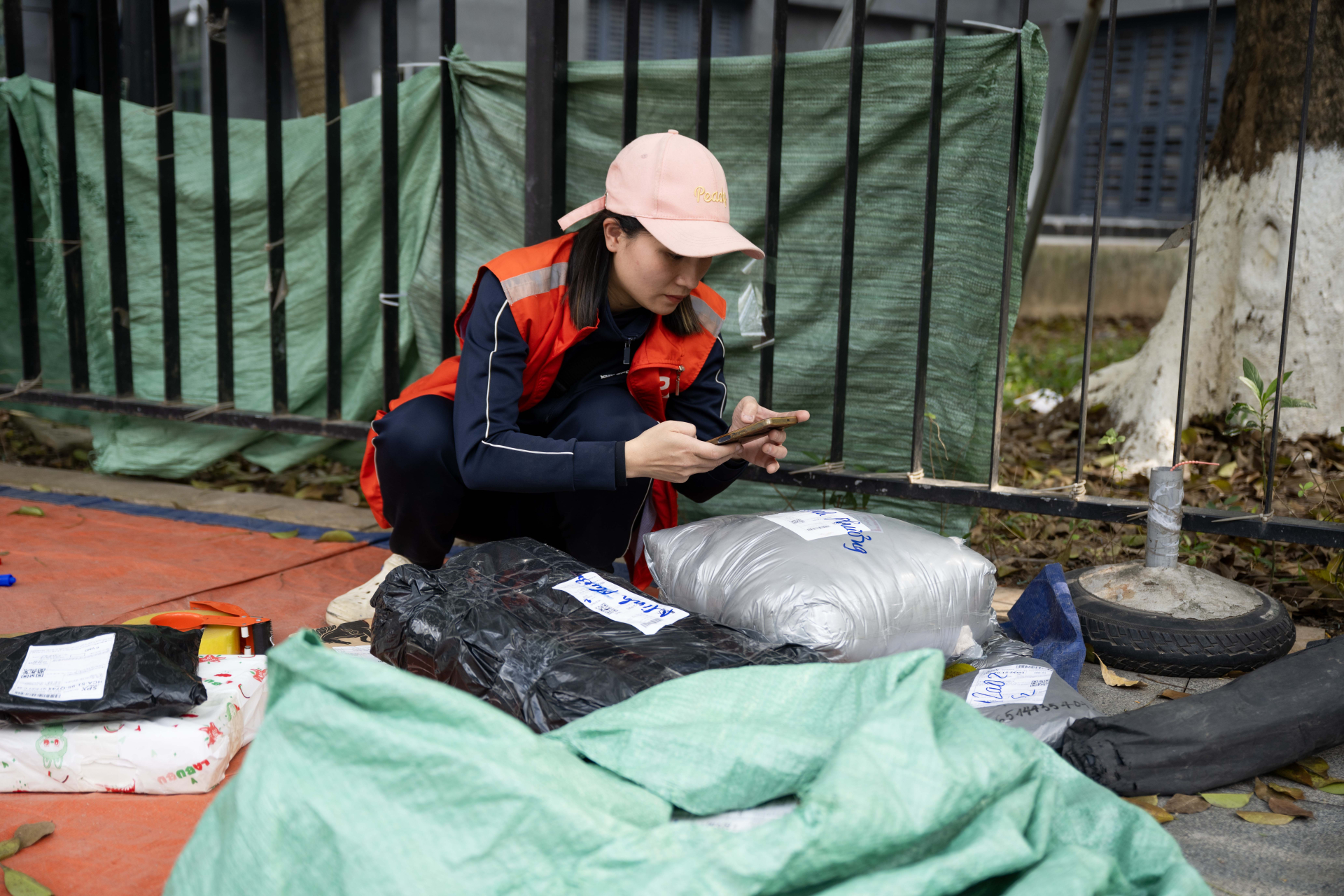 Chuyện g&igrave; xảy ra trong ng&agrave;y l&agrave;m việc cuối c&ugrave;ng của c&aacute;c shipper ở H&agrave; Nội?- Ảnh 6.