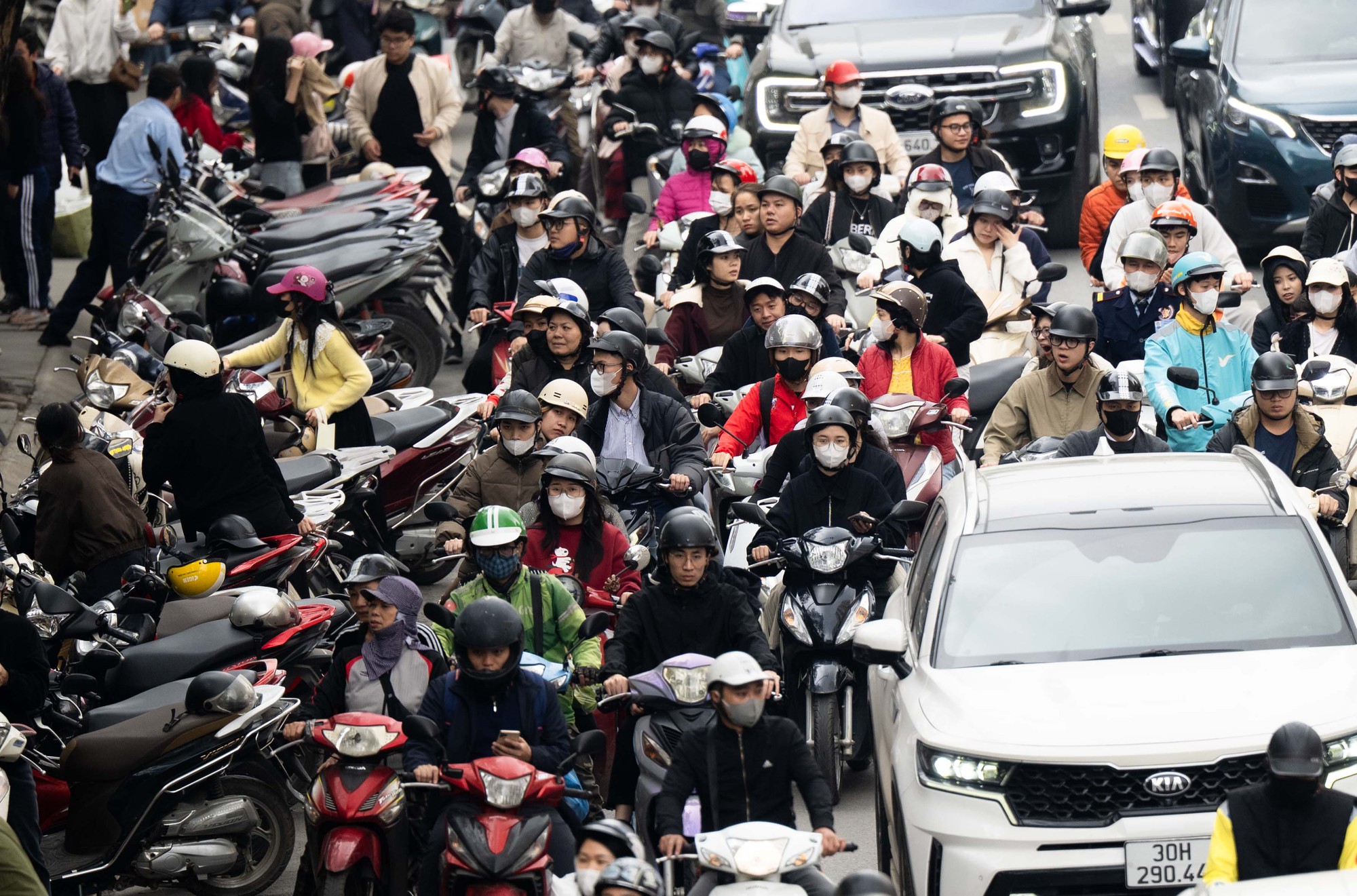 Cảnh tượng ở bến xe miền T&acirc;y chiều 26 Tết!- Ảnh 2.