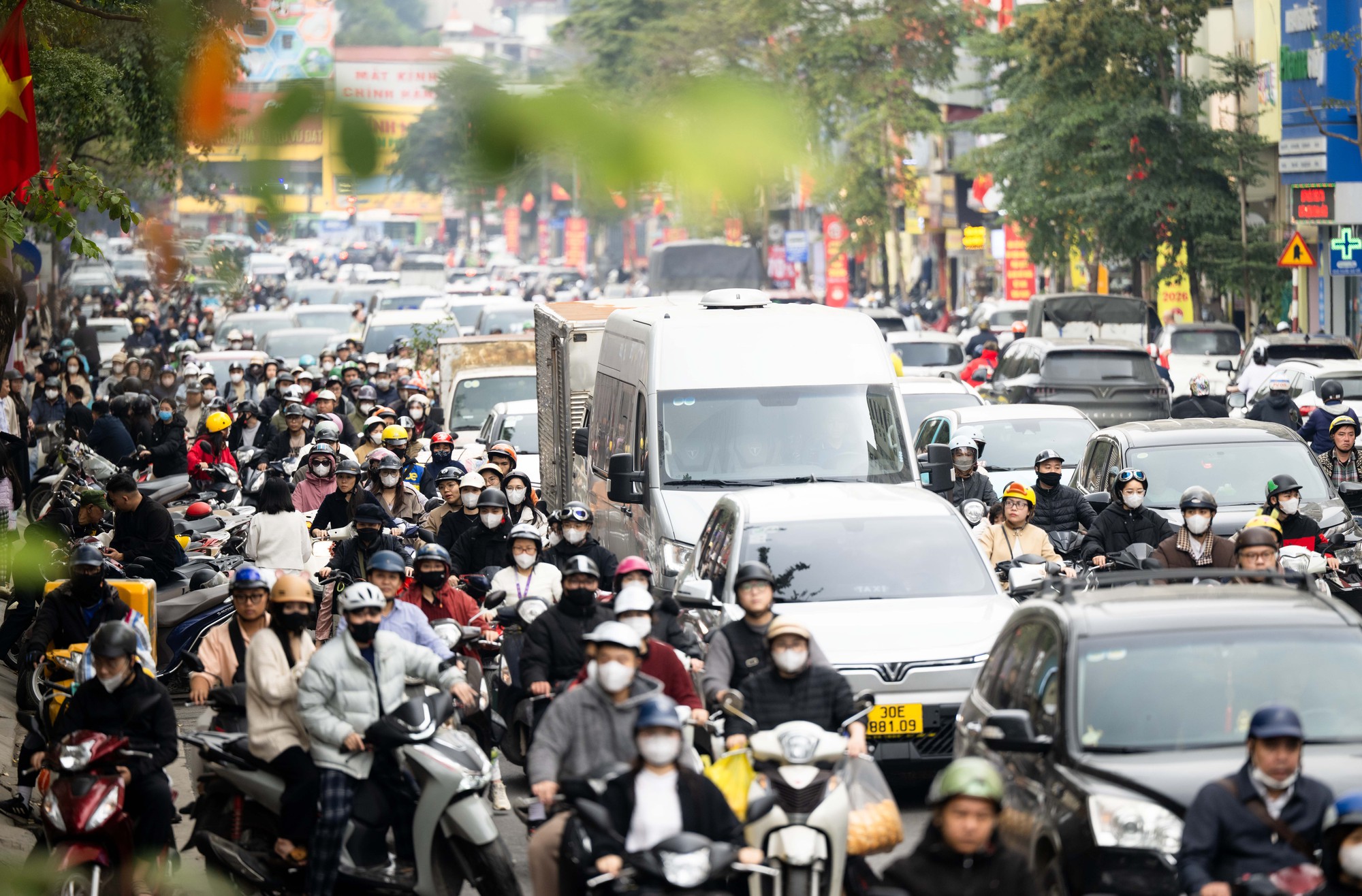 Biển người “chôn chân” trên phố thời trang Phạm Ngọc Thạch ngày làm việc cuối cùng trước Tết- Ảnh 7. Biển người “chôn chân” trên phố thời trang Phạm Ngọc Thạch ngày làm việc cuối cùng trước Tết- Ảnh 7.