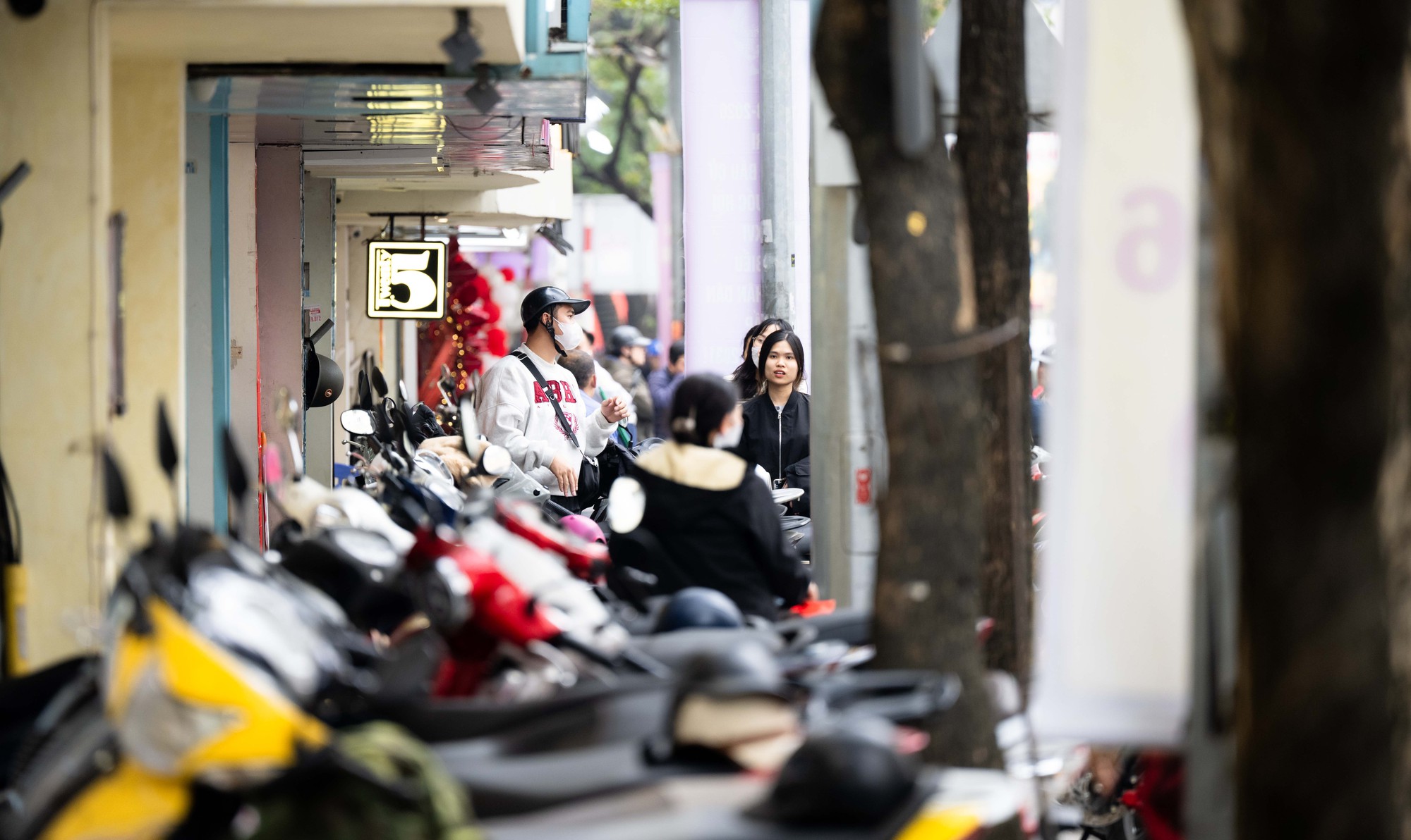 Biển người “chôn chân” trên phố thời trang Phạm Ngọc Thạch ngày làm việc cuối cùng trước Tết- Ảnh 3. Biển người “chôn chân” trên phố thời trang Phạm Ngọc Thạch ngày làm việc cuối cùng trước Tết- Ảnh 3.