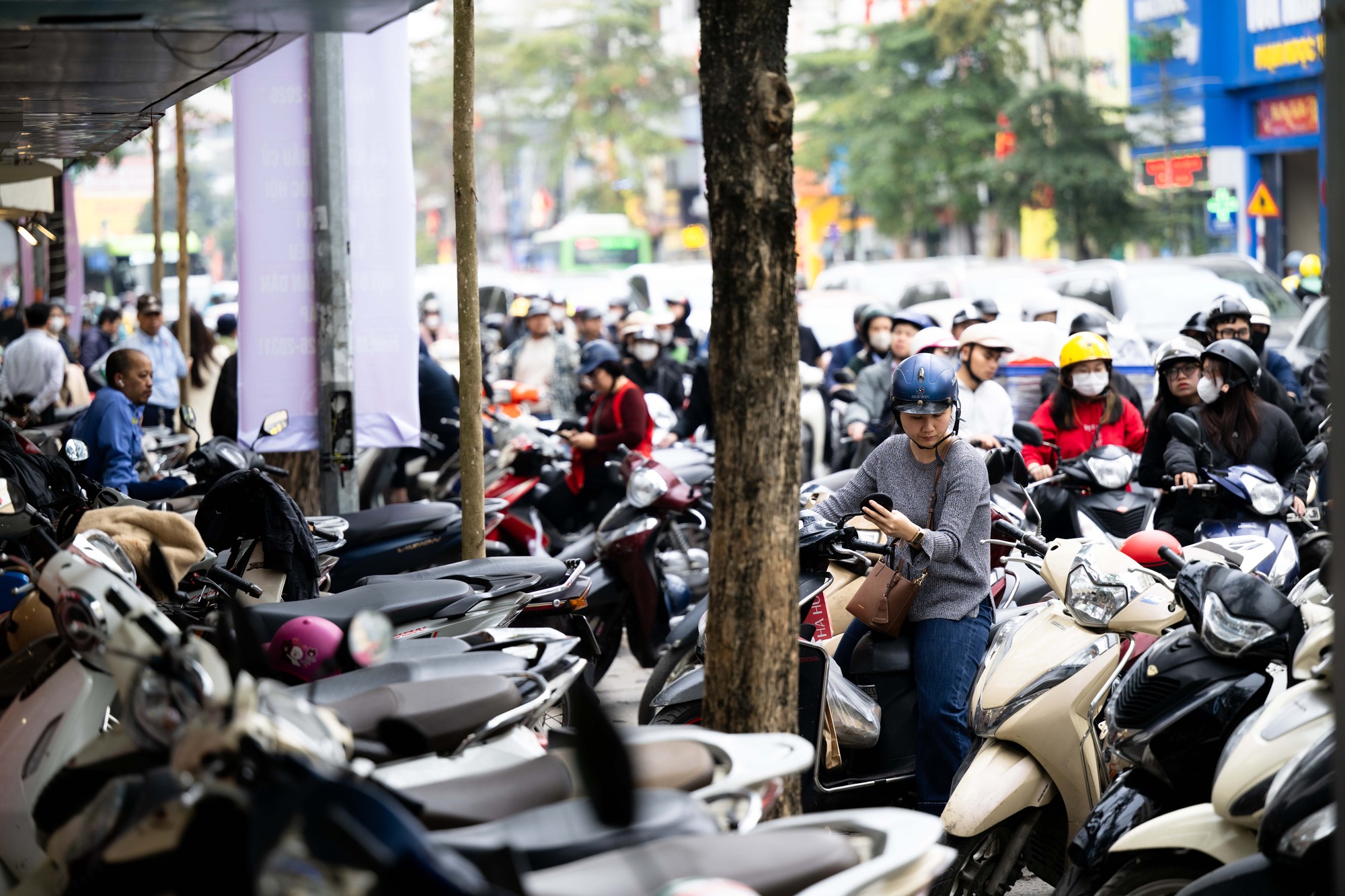 Biển người “chôn chân” trên phố thời trang Phạm Ngọc Thạch ngày làm việc cuối cùng trước Tết- Ảnh 6. Biển người “chôn chân” trên phố thời trang Phạm Ngọc Thạch ngày làm việc cuối cùng trước Tết- Ảnh 6.
