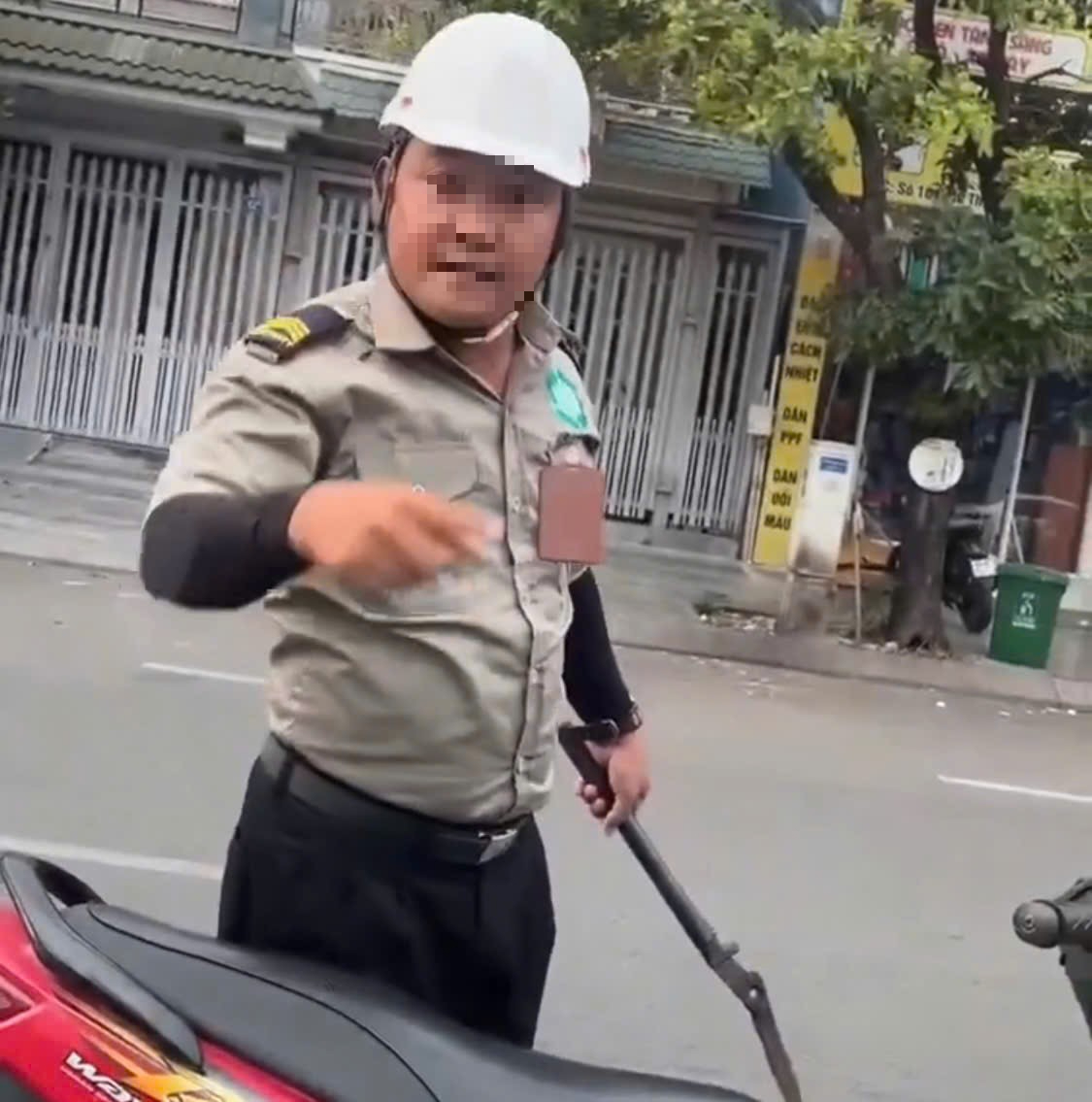 Bảo vệ chặn đầu xe, đe dọa tài xế ô tô ở TPHCM đã đến trụ sở công an- Ảnh 2. Bảo vệ chặn đầu xe, đe dọa tài xế ô tô ở TPHCM đã đến trụ sở công an- Ảnh 2.