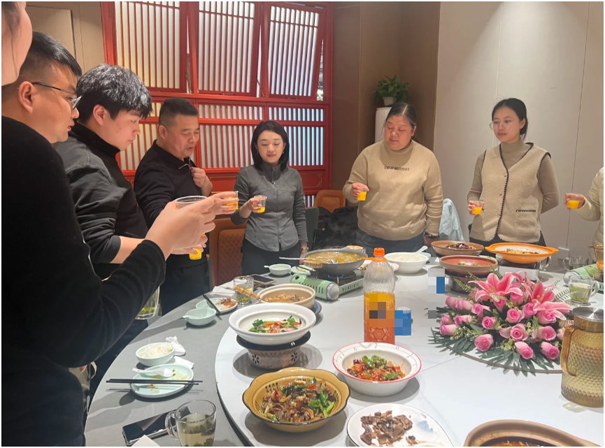 Shipper mời cả d&atilde;y trọ đi ăn tiệc buffet 1,3 triệu/người rồi xin nghỉ việc lu&ocirc;n: Chuyện xảy ra trước Tết g&acirc;y x&ocirc;n xao- Ảnh 1.