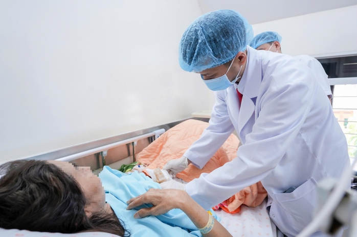 Tưởng đau dạ d&agrave;y, ngờ đ&acirc;u khối u to bằng quả trứng ở vị tr&iacute; hiểm- Ảnh 1.